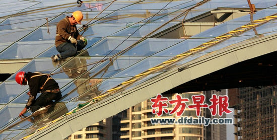 今后，上海還將限制處于人流密集、流動(dòng)性大的區域內的建筑物安裝玻璃幕墻。徐曉林 早報資料
